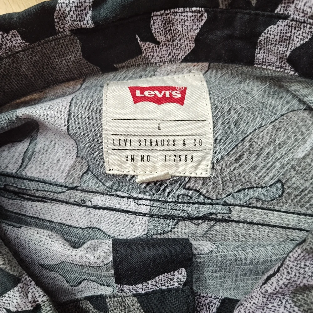Levi's Men's Black Gray Camouflage Button-up Long Sleeve Shirt